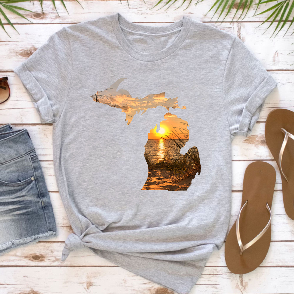 Michigan Sunset Map Women T-Sh - Outdoor Adventure Vacations のレビューと価格
